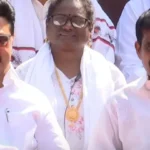 ஒரே மேடையில் 2 பெண்களுக்கு தாலி கட்டிய இளைஞர்