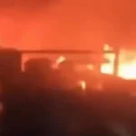 கார் கண்ணாடியில் முட்டை வீசி கொள்ளையடிக்க வந்த மர்ம நபர்கள்.. வாளை வீசி விரட்டியடித்த இளம்பெண்..